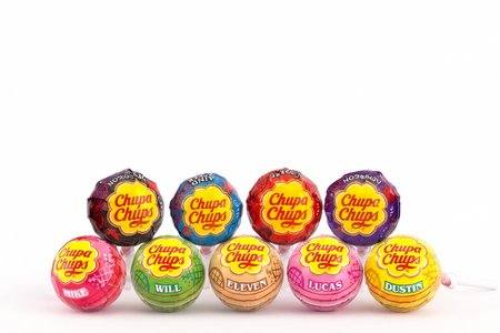 Chupa Chups Stranger Things 120 g – Lizaki Limitowana Edycja 10 szt. | Wybierz swoją stronę: Right Side Up lub Upside Down